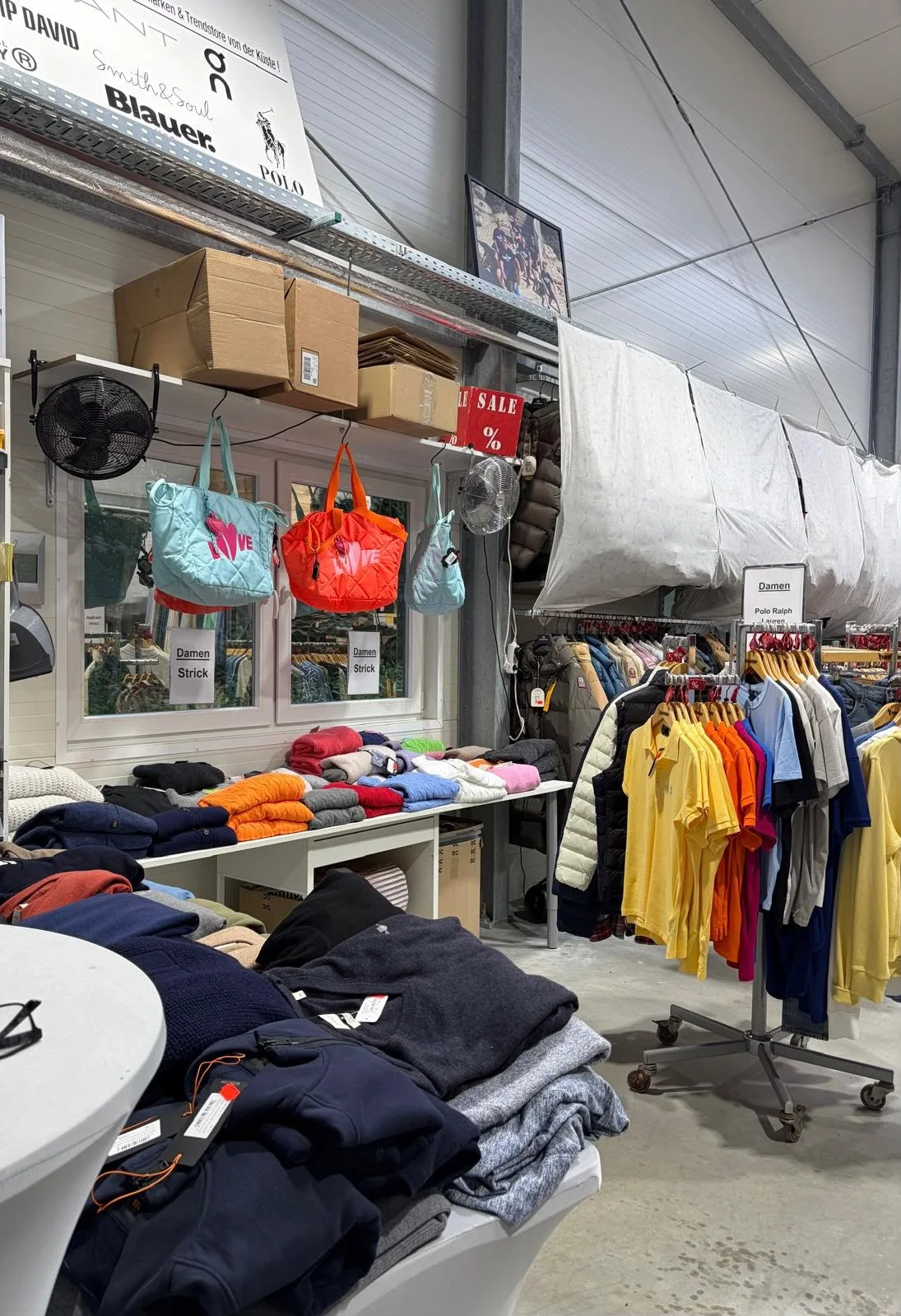Blick in den Shop in Gleschendorf mit Strickwaren und Kleiderständern